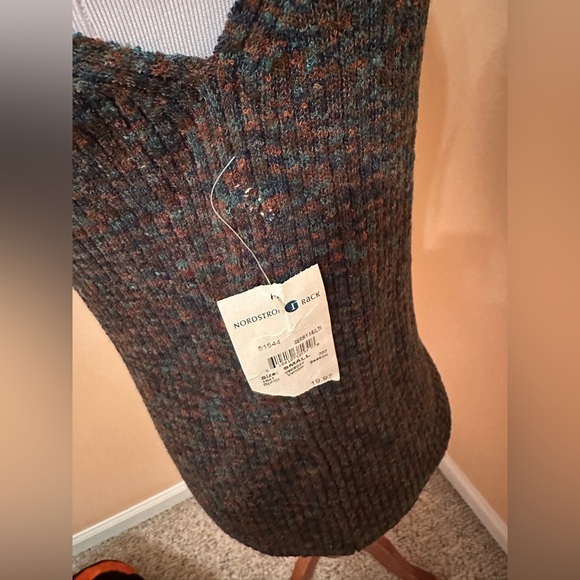 Multicolor Sleeveless Turtleneck Sweater - Picture 3 of 4